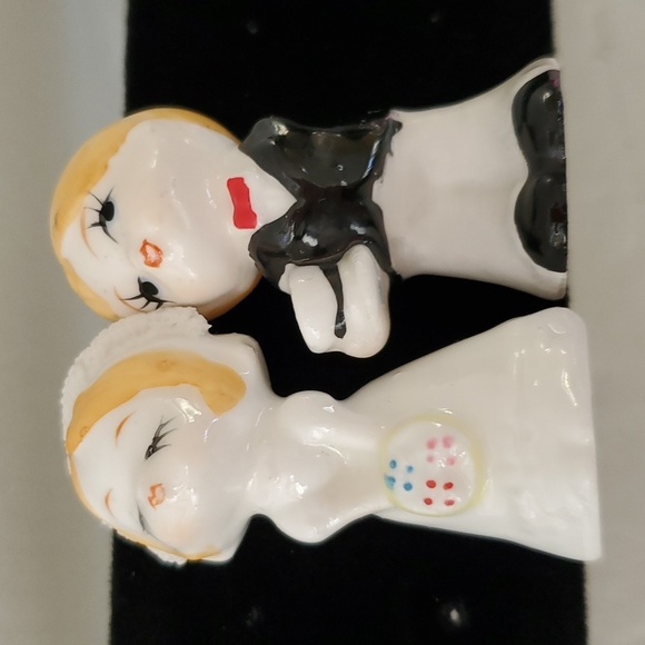Vintage Dan Brechner Miniature Kissing Bride and Groom Figurines - Picture 6 of 10